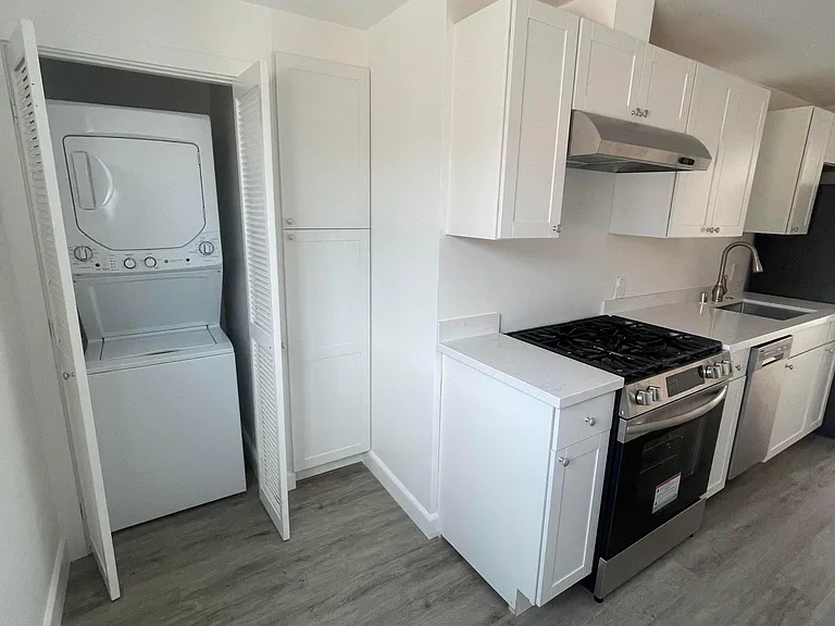 431 E 4th St — Photo 5