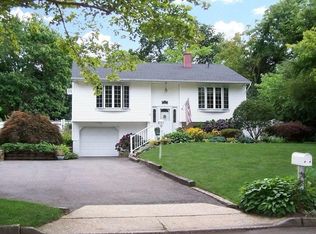 10 Jordan Ct, Dix Hills, NY 11746