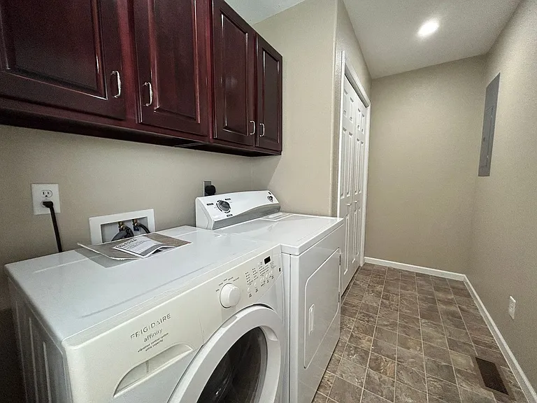 319-321 N Saunders St — Photo 11