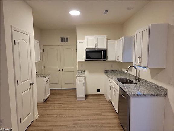5th image of 2909 Bainbridge Dr