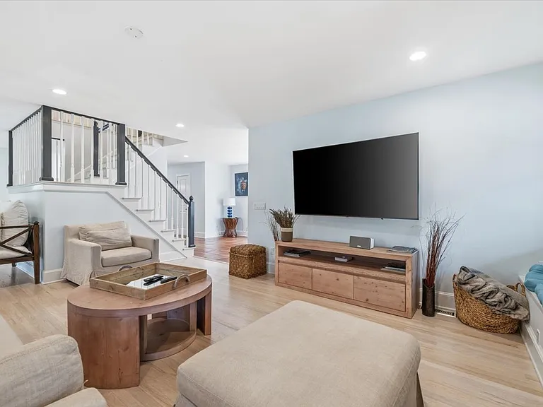 49 Beach Ave — Photo 7