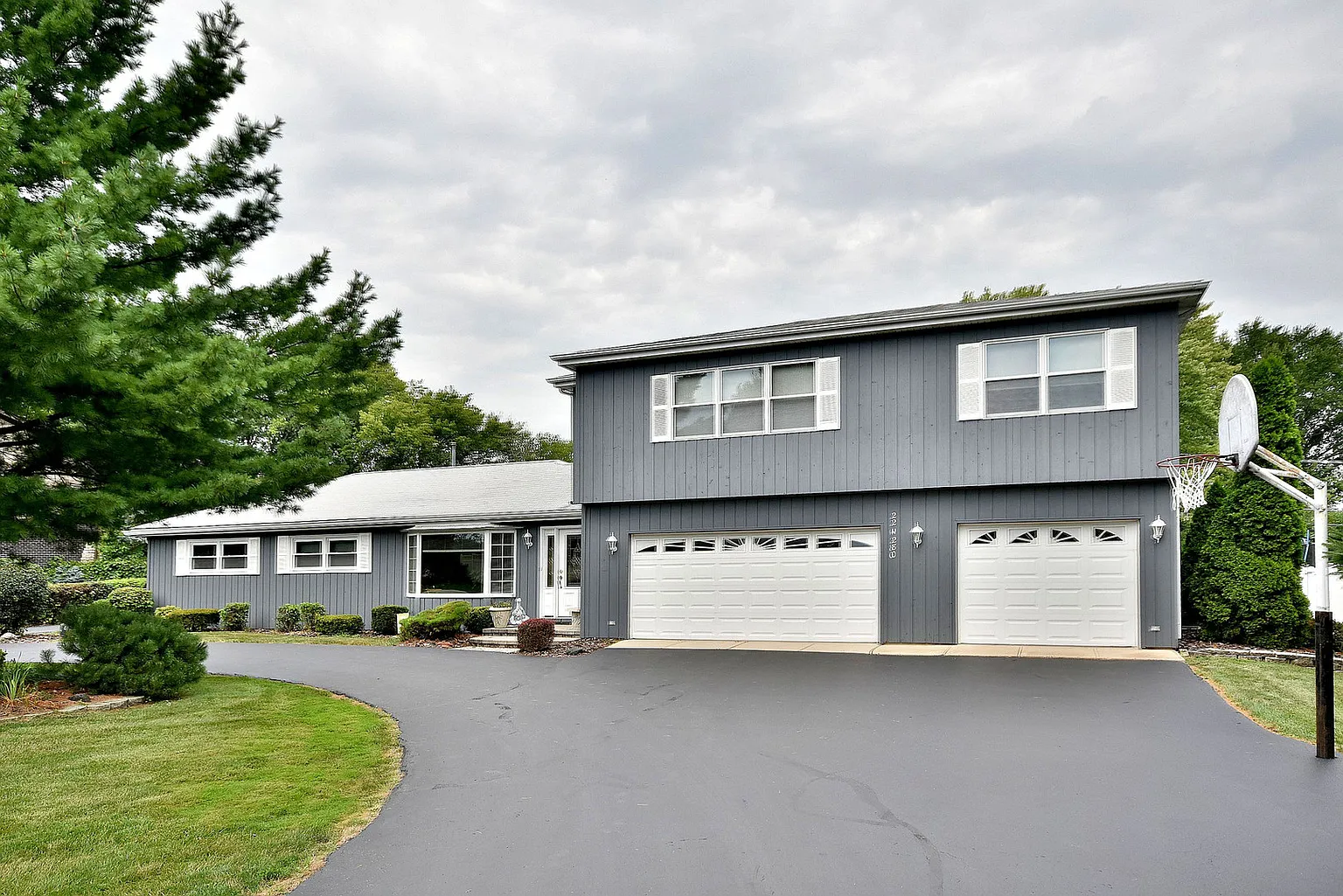 22W280 Woodview Dr photo 1