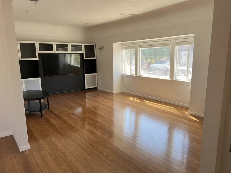 348 Lester Ave — Photo 2