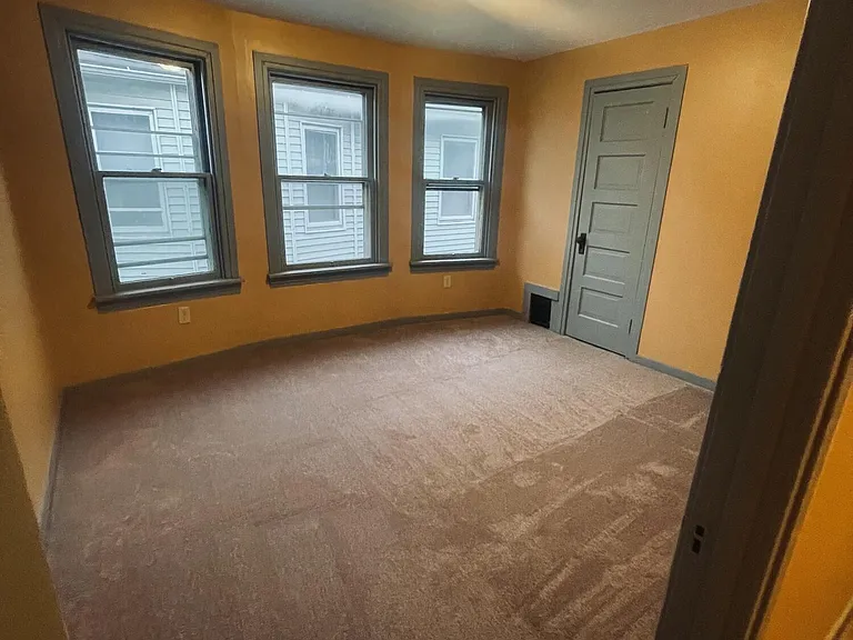 854 1/2 Memorial Ave — Photo 2