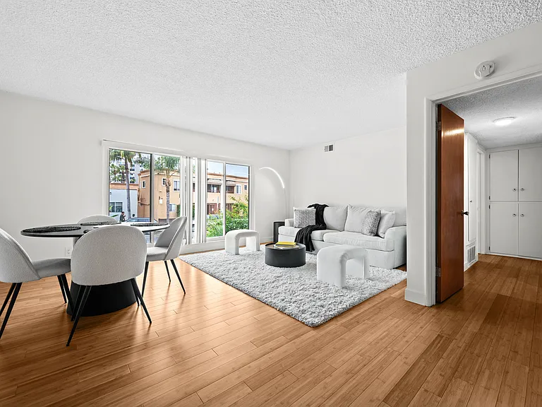 801 E 1st St #1 — Photo 5