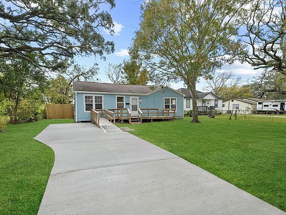 3rd image of 216 N Shady Oaks Street