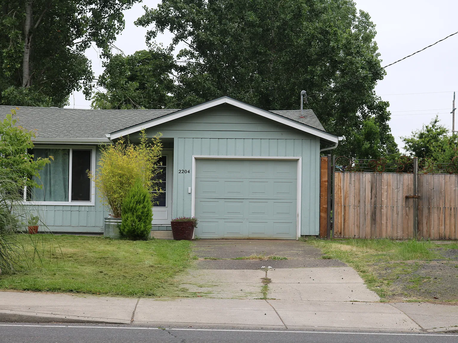 3 bed, 947 sqft, $2,100 — Photo 1