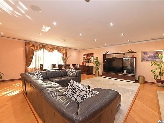 4th image of 6424 Asquith Cres
