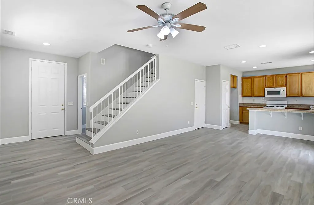 3 bed, 2.5 bath, 1500 sqft, $3,700 — Photo 2