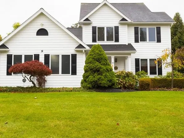 9 Folkestone Ln, Penfield, NY 14526