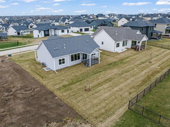 17583 Hammontree Dr, Clive, IA 50325