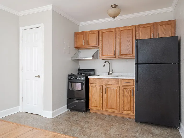One Bedroom Across From Walking & Biking Trails in Fisher Park - Water & Parking Included — Photo 20