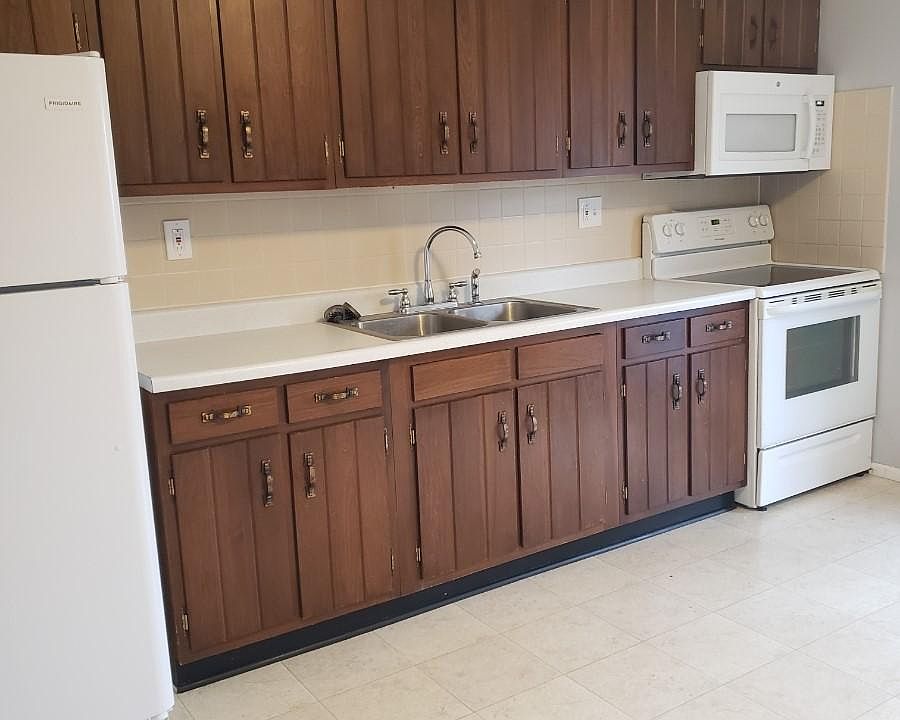 2nd image of 200 E Oak St #B