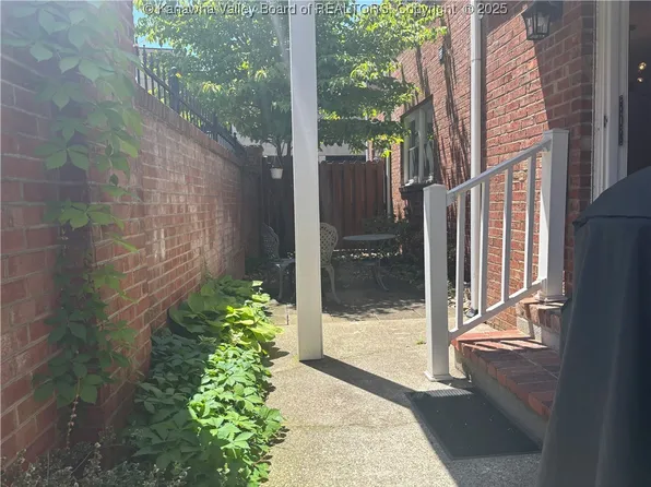 400 Bibby St APT D, Charleston, WV 25301