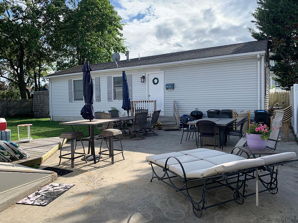 Welcome to a Sweet Retreat! A tranquil spot where you can relax and be at home. The address # is 1723 1/2, or 1723 Rear, has a Shared Patio w/ lots of seating and space to unwind.