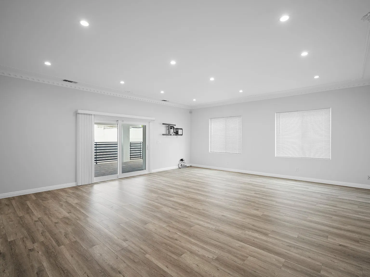 5 bed, 3.5 bath, 2680 sqft, $6,450 — Photo 4