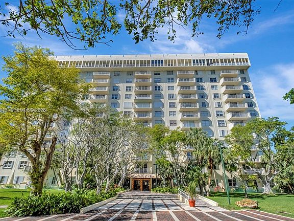 4th image of 11111 Biscayne Blvd #8F