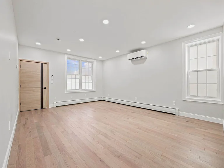 24-41 43rd St #Townhouse 1 — Photo 12