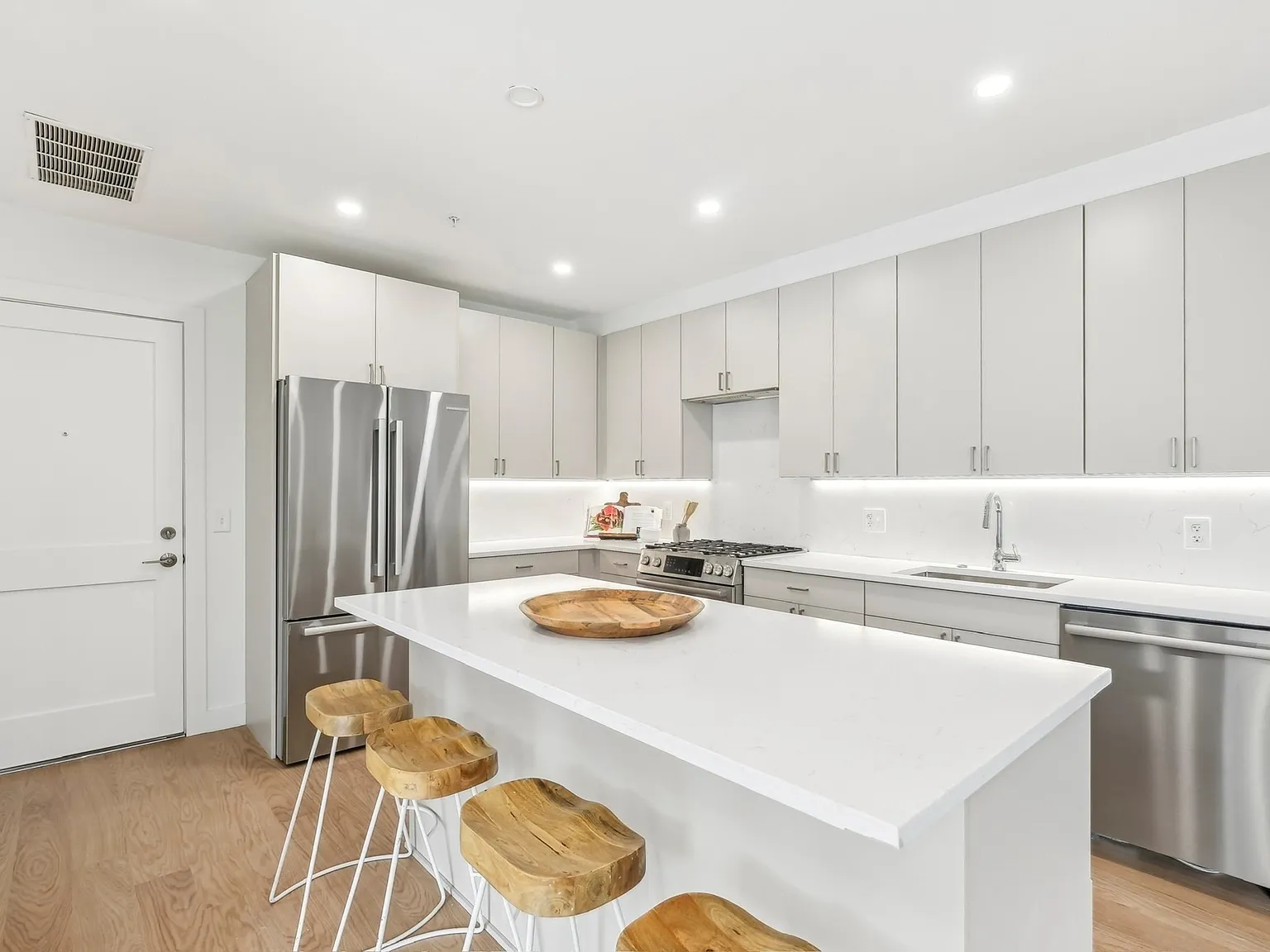 2 bed, 2.0 bath, 1103 sqft, $4,650 — Photo 4