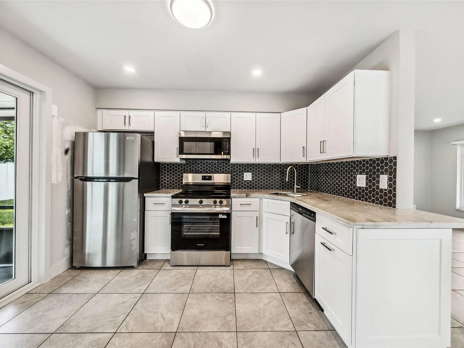 2 bed, 2.0 bath, 988 sqft, $3,500 — Photo 3