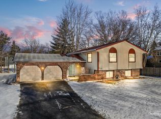 425 Carriage Hill Rd, Naperville, IL 60565