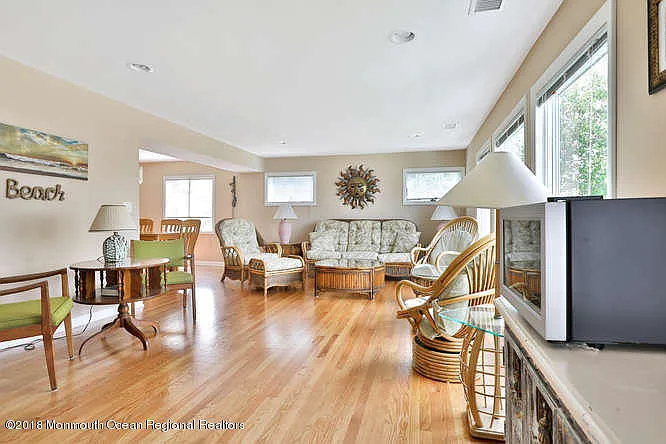 127 Trenton Ave — Photo 9