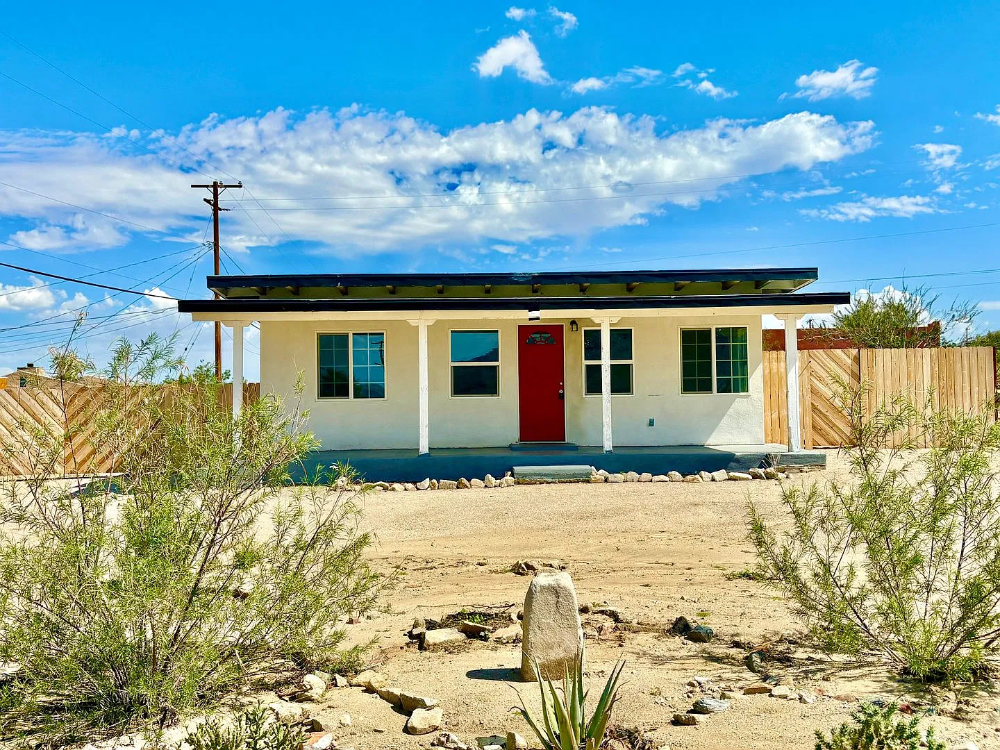 Charming 1 Bedroom 1 Bathroom Home — Photo 1