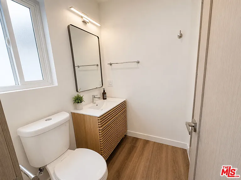 2449 N Beachwood Dr #11 — Photo 9