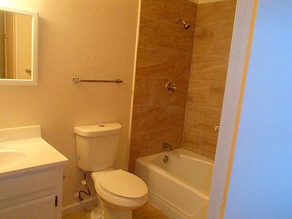 4th image of 410 Washington St APT B