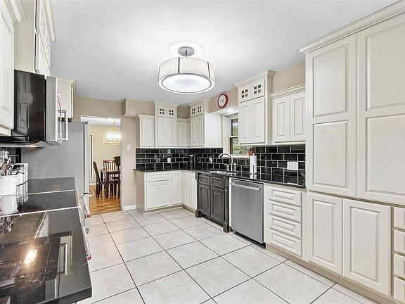 4th image of 826 Jurie St