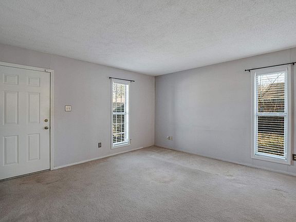 4th image of 3849 Walsingham Dr