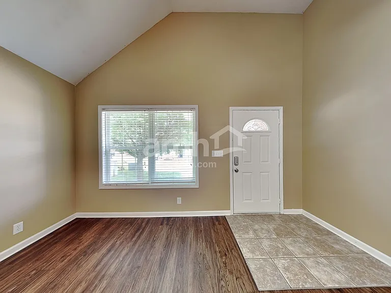 1004 Hendricks Ct — Photo 5