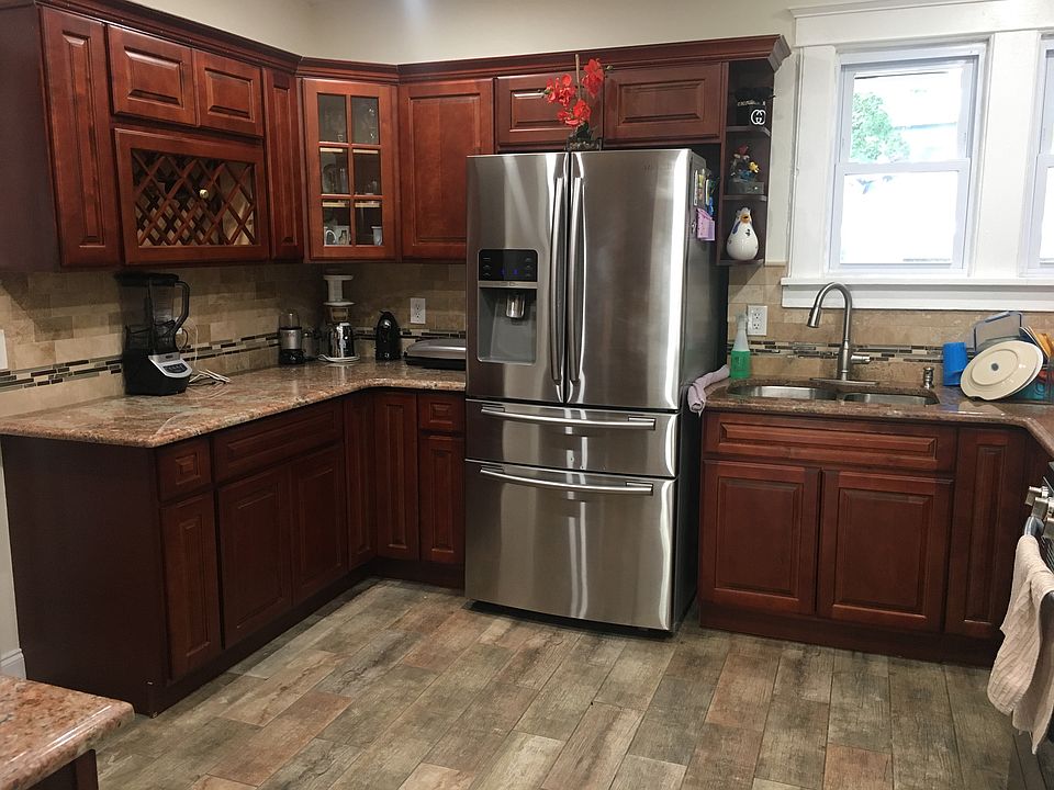 2nd image of 413-415 E 25th St