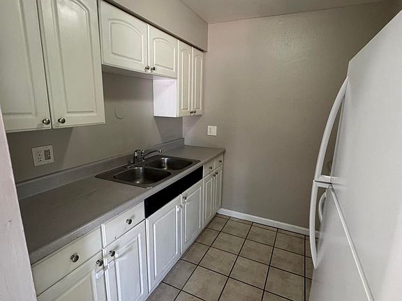 3rd image of 1333 W 5th St APT B