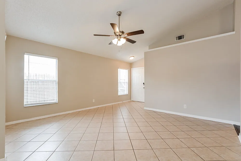 3 bed, 2.0 bath, 1561 sqft, $2,615 — Photo 3