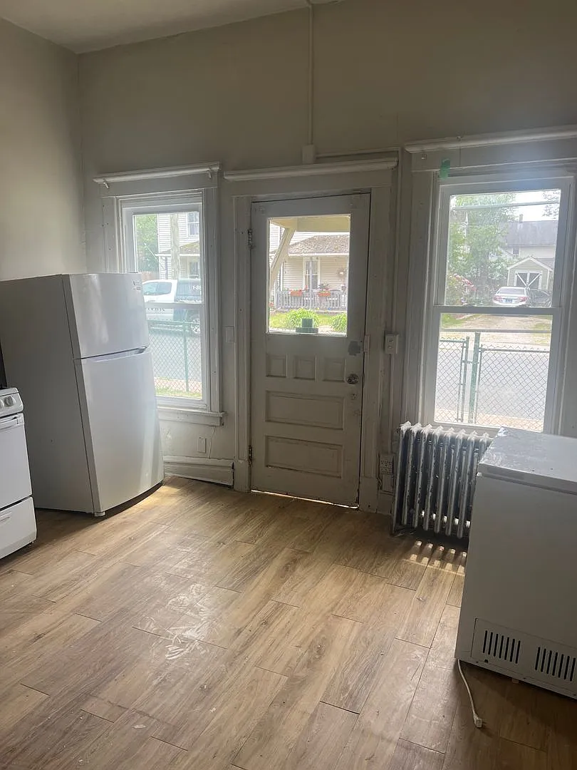 109 Foster Street — Photo 2