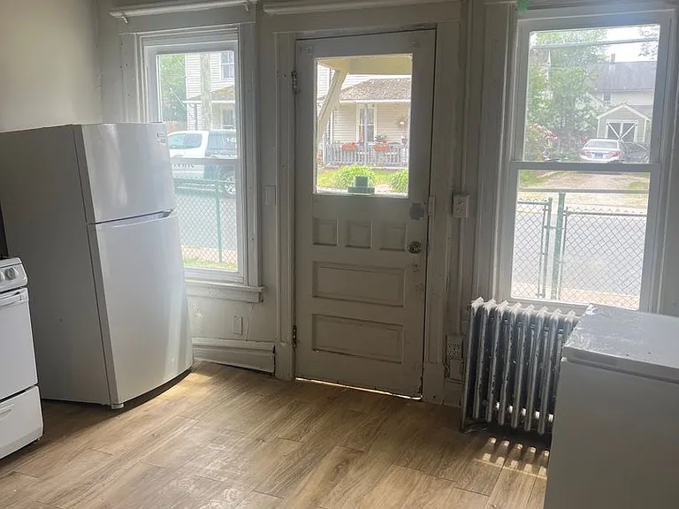109 Foster St — Photo 2