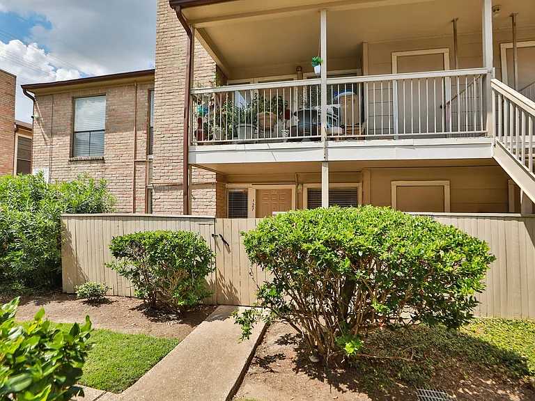 2100 Wilcrest Dr #B — Photo 14