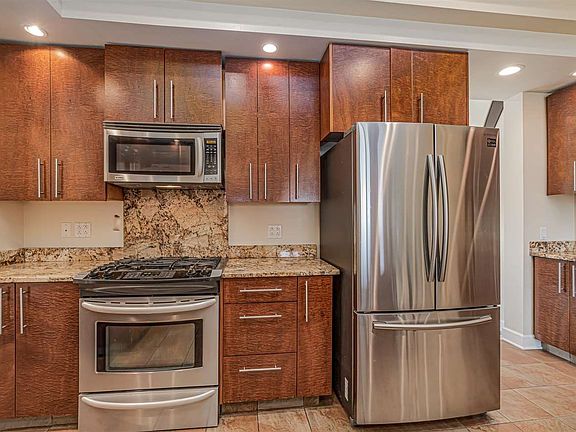 4th image of 405 Donohue Dr
