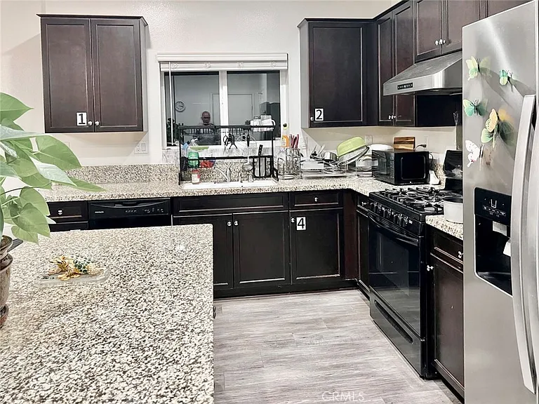 2463 E Derby Ln — Photo 3
