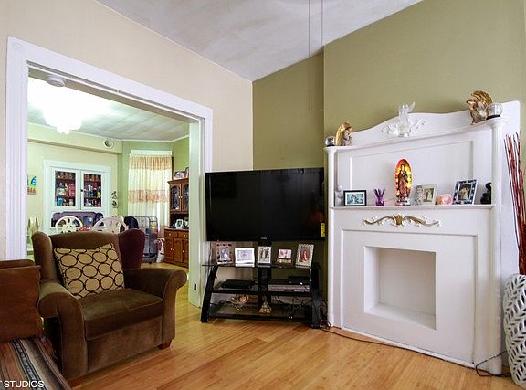 3rd image of 2932 N Lincoln Ave