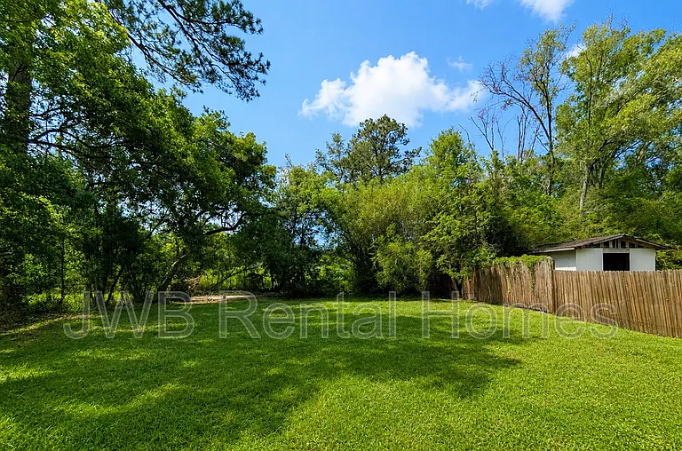 2908 W 10th St — Photo 13
