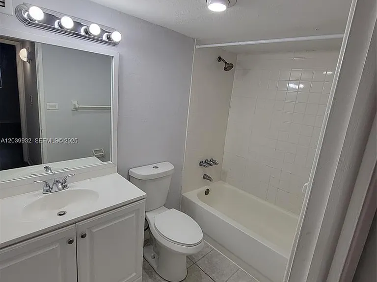 4550 NW 9th St #512E — Photo 11