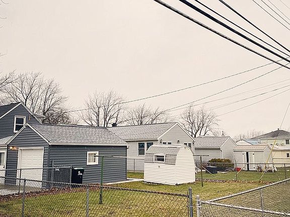 3rd image of 609 Loretta St