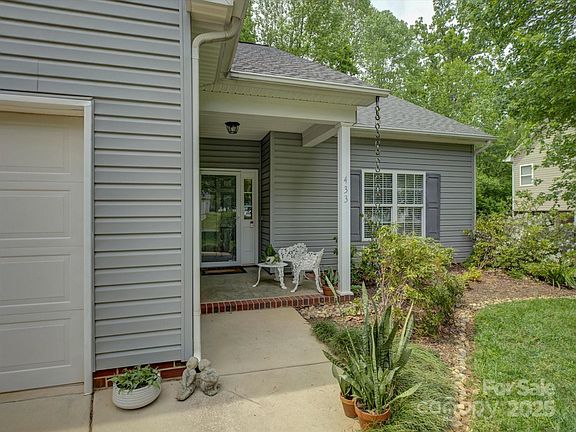 3rd image of 433 Linsbury Ct