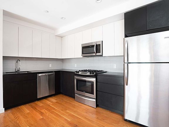 3rd image of 31-43 Vernon Blvd #406