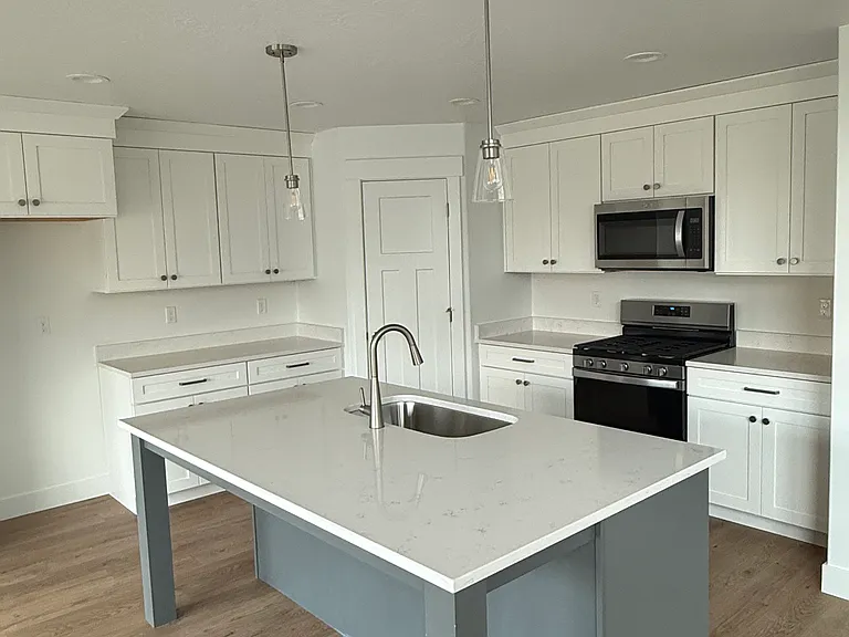 896 N Banner Dr — Photo 3