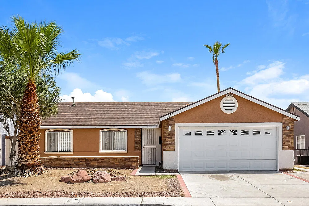 3 bed, 2.0 bath, 1379 sqft, $2,000 — Photo 1
