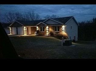 811 Hawkeye Hts, Dubuque, IA 52001