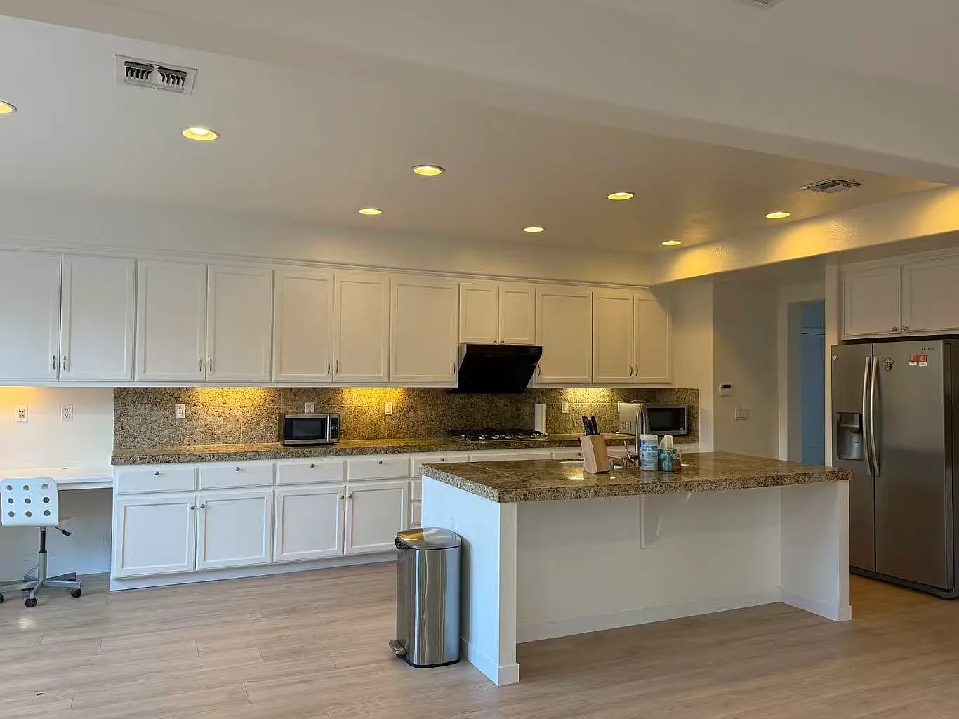 5 bed, 3497 sqft, $4,460 — Photo 4